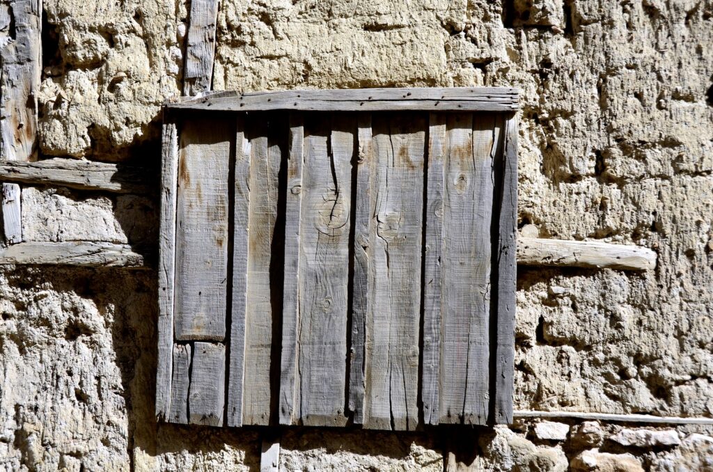 Elmalı Eğrekler Sokak’ta bir ev duvarı. Bin yıldan beri ne az şey değişmiş!