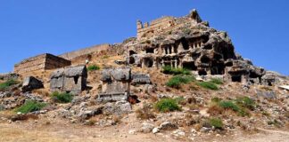 FETHİYE: TLOSLU ÇOCUKLARIN GEZGİNLERE UZATTIĞI BİR DEMET KEKİĞİN KOKUSUDUR – NACİ DİNÇER