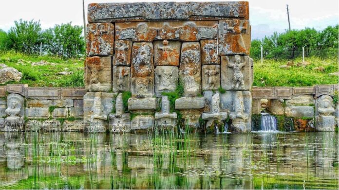 Beyşehir Sadıkhacı Köyü Eflâtunpınar Hitit Anıtı